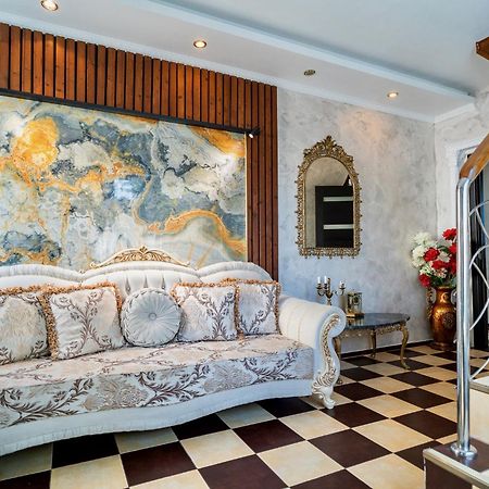 Charming Apartment in Villa near Airport Bucarest Esterno foto