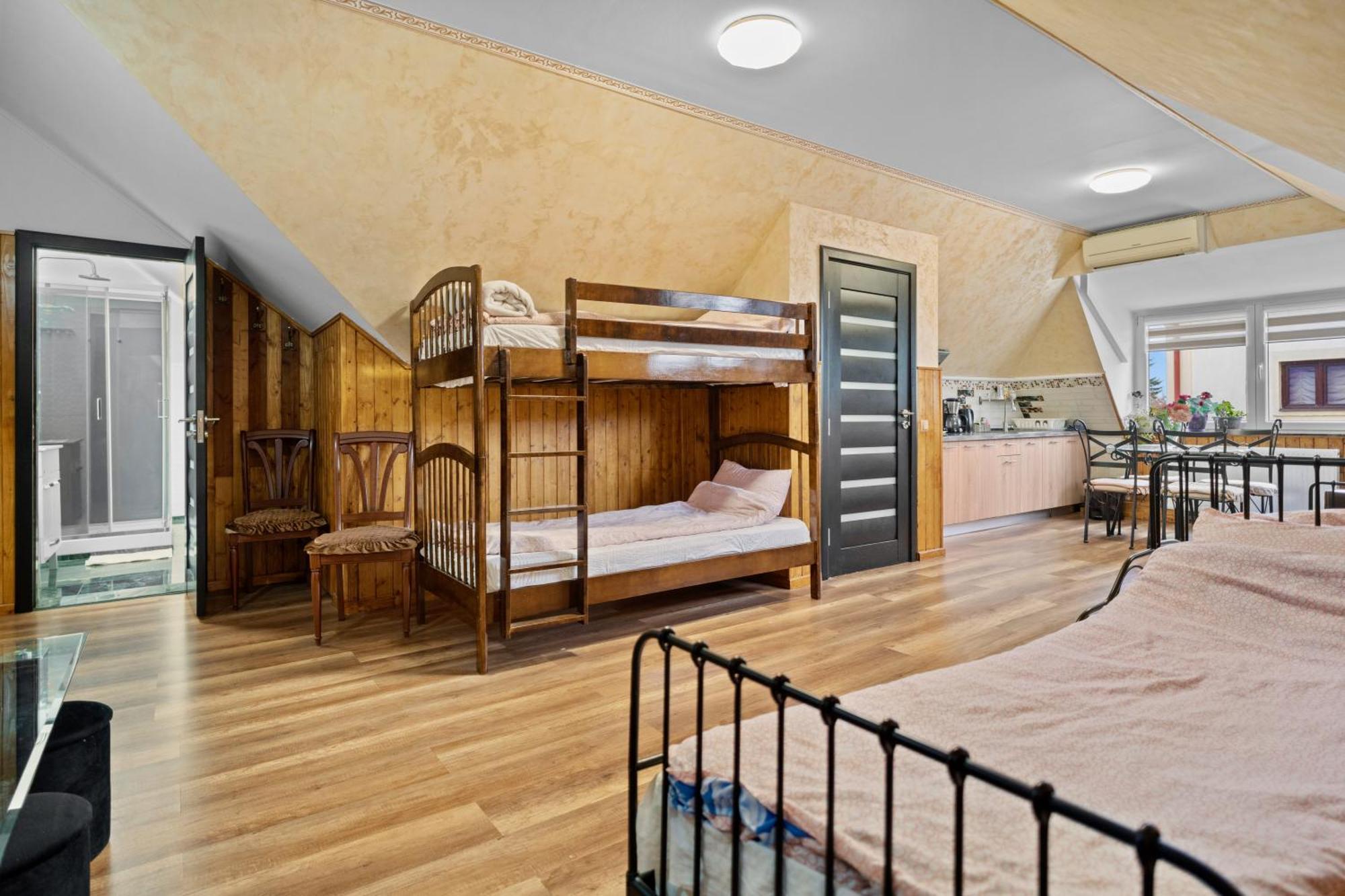 Charming Apartment in Villa near Airport Bucarest Esterno foto