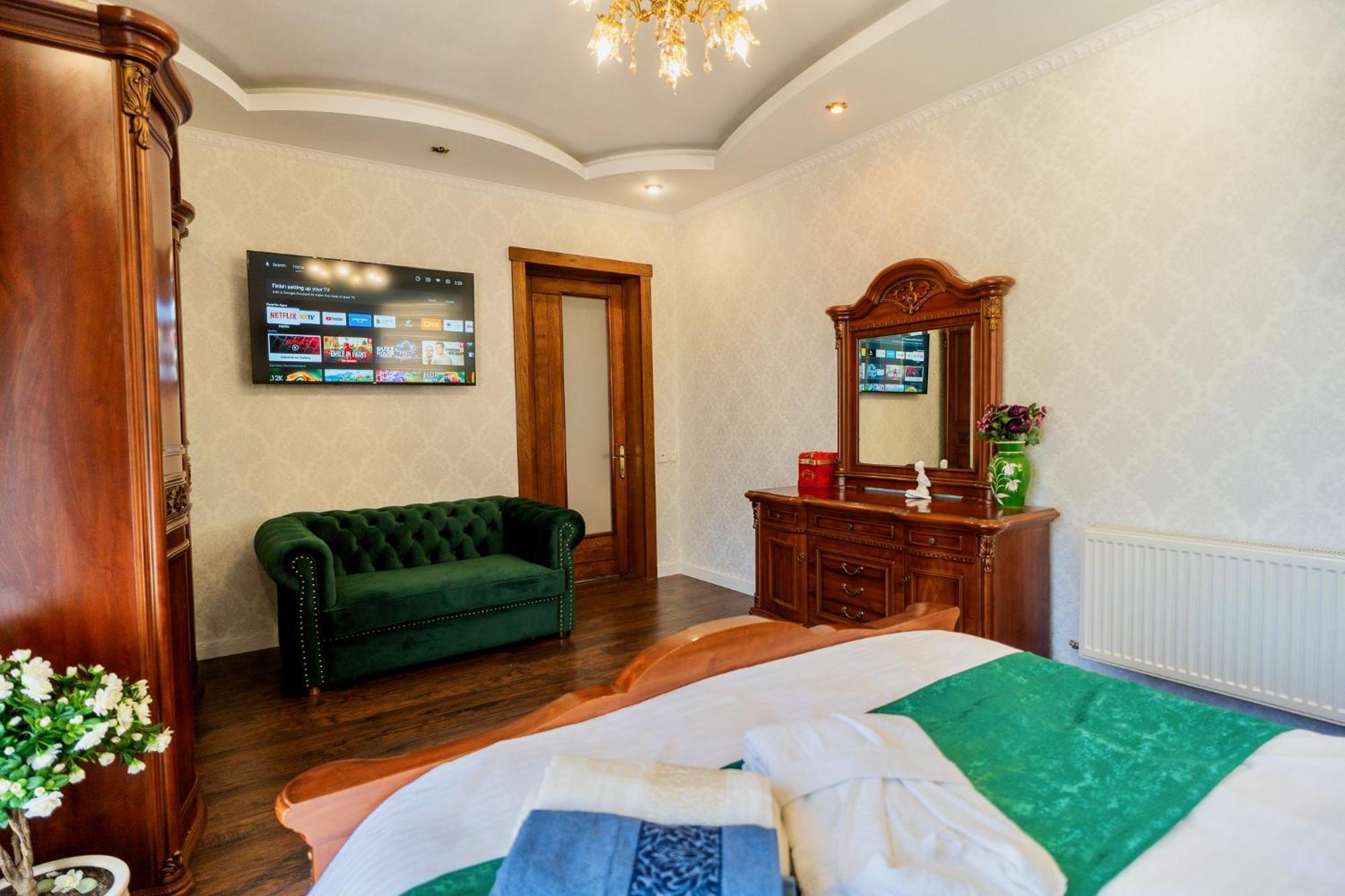 Charming Apartment in Villa near Airport Bucarest Esterno foto