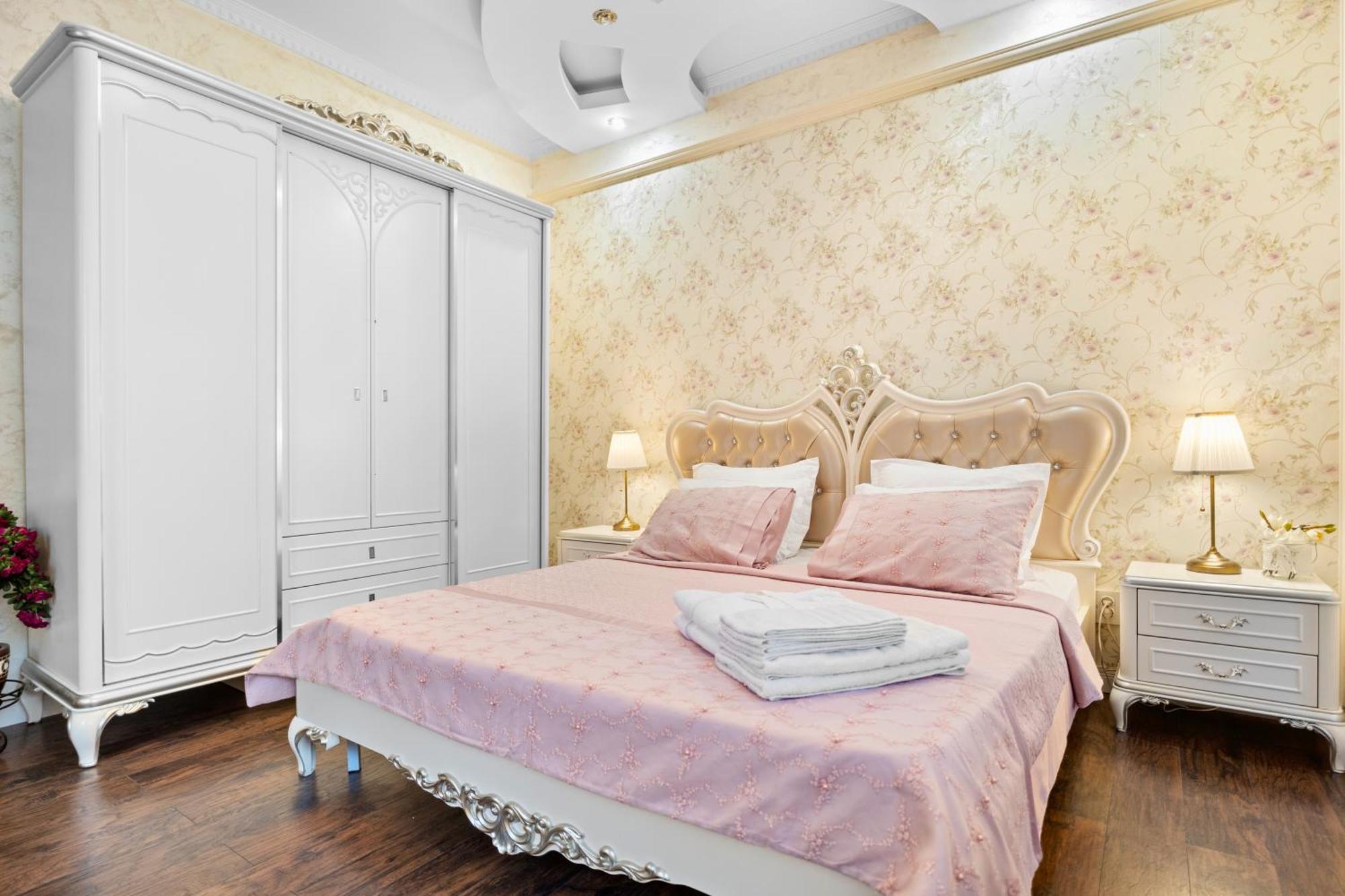Charming Apartment in Villa near Airport Bucarest Esterno foto