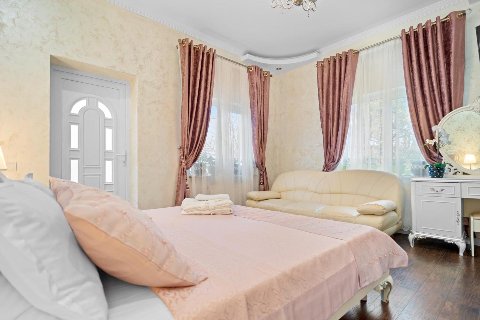 Charming Apartment in Villa near Airport Bucarest Esterno foto