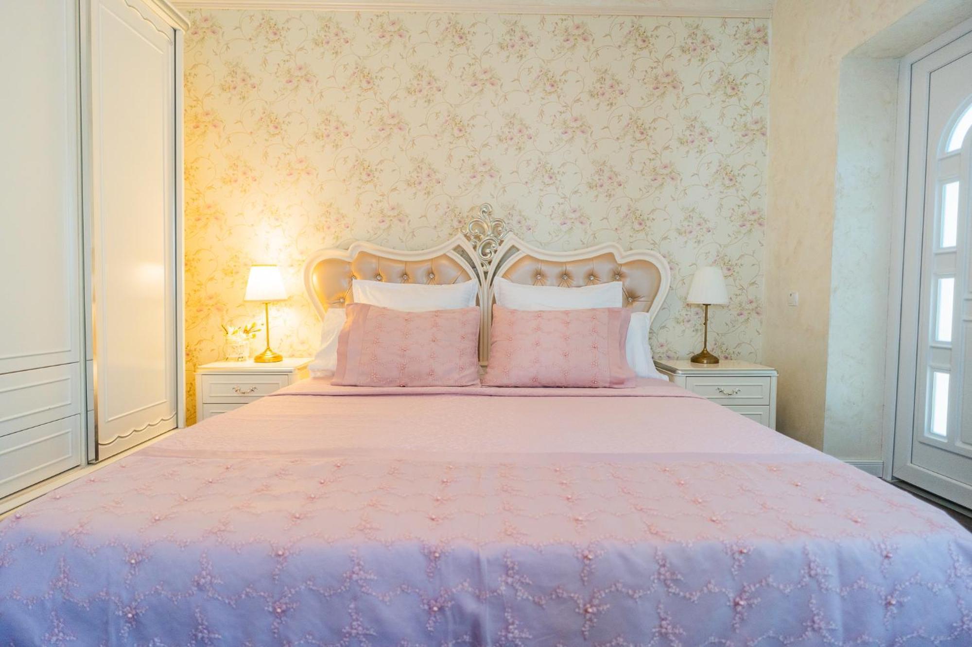 Charming Apartment in Villa near Airport Bucarest Esterno foto