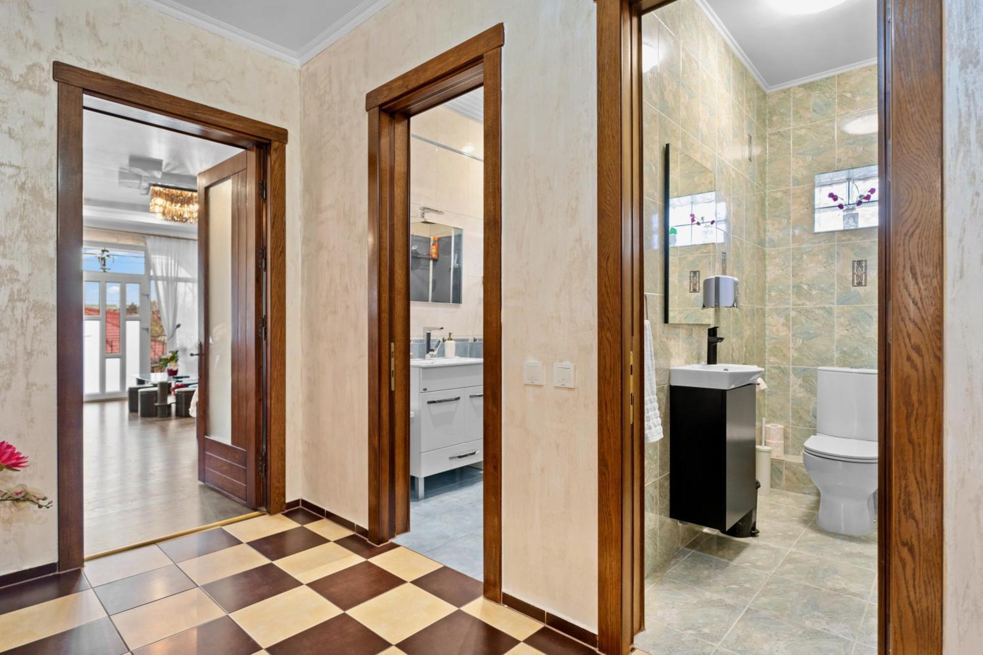 Charming Apartment in Villa near Airport Bucarest Esterno foto
