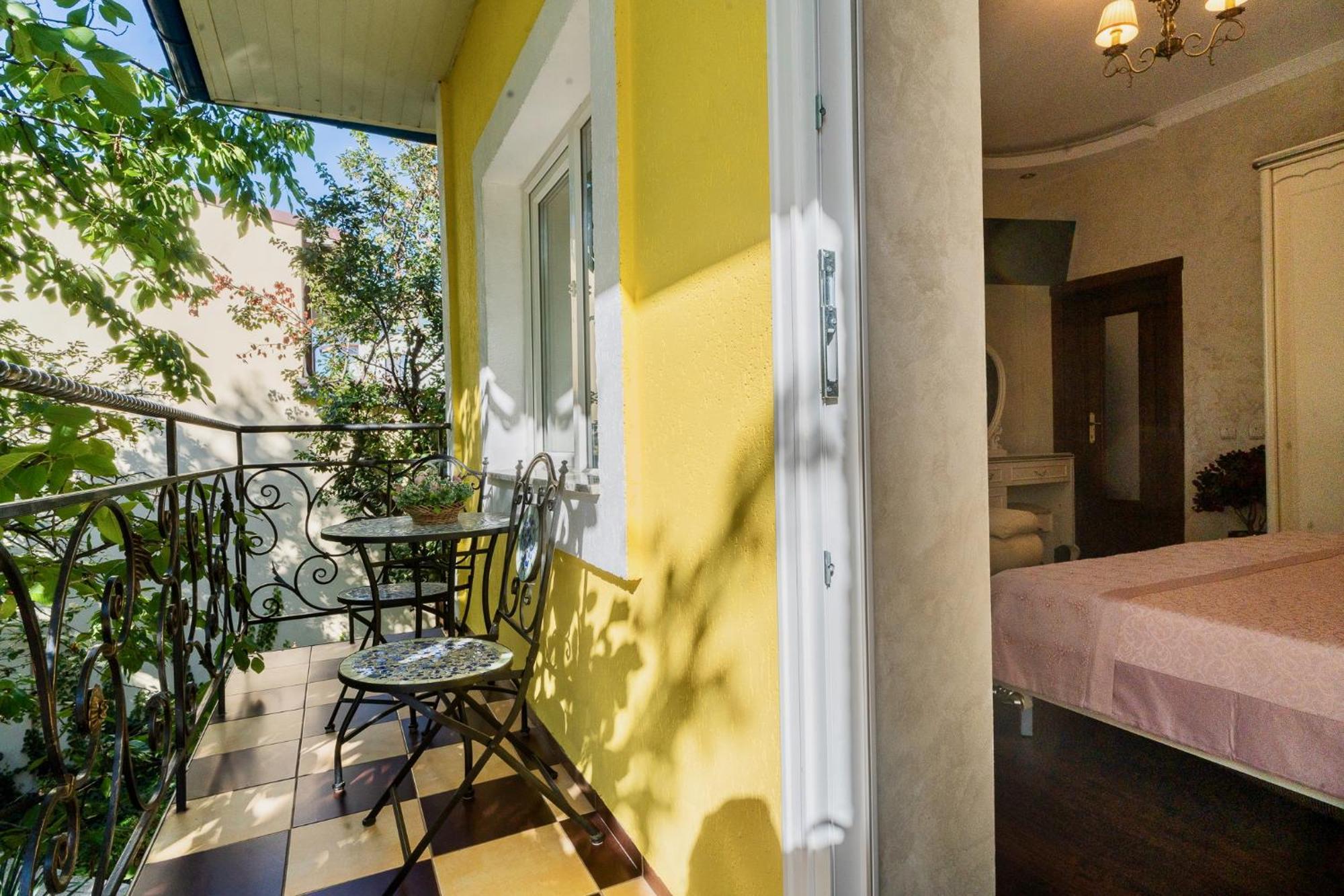 Charming Apartment in Villa near Airport Bucarest Esterno foto