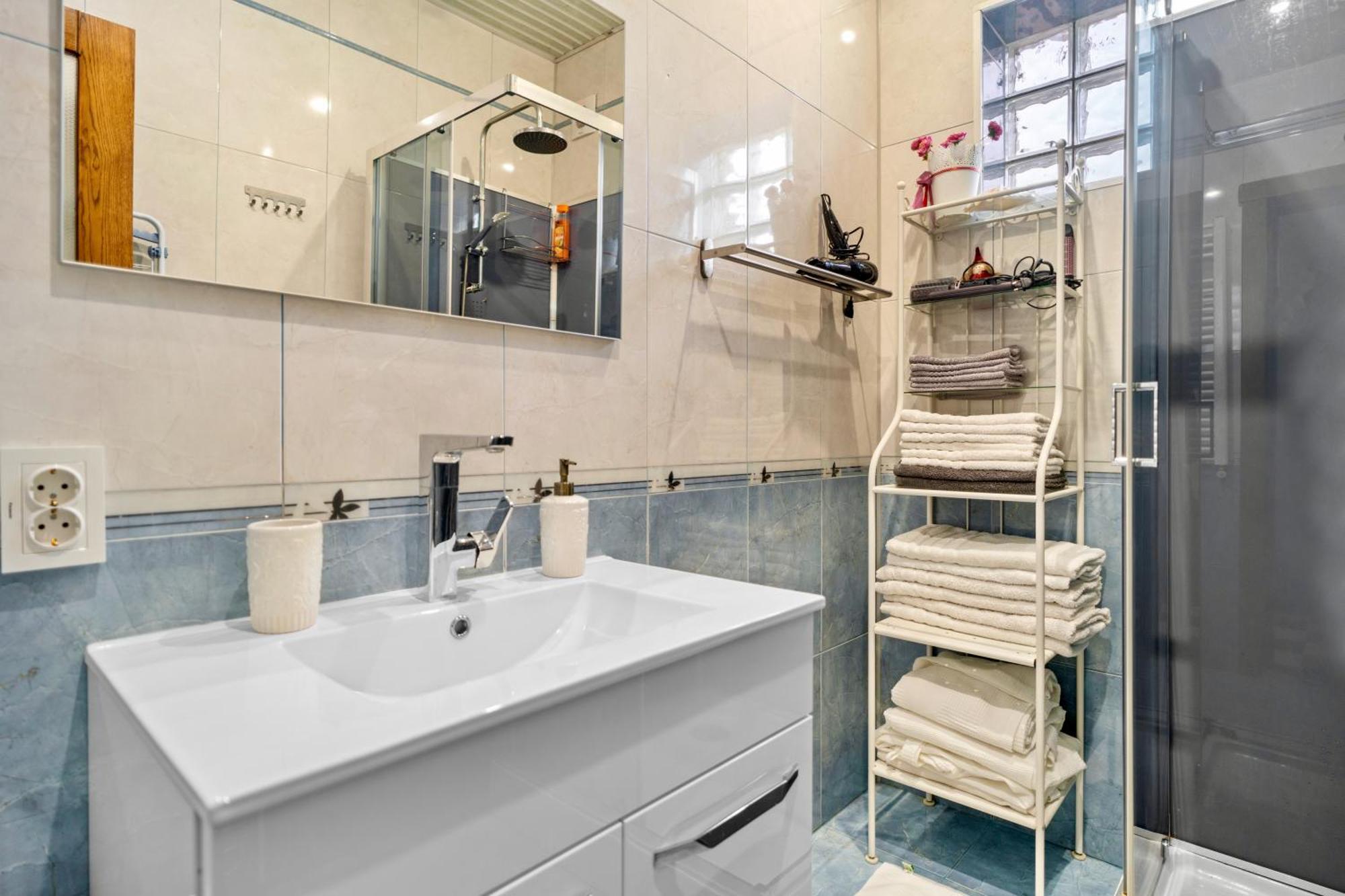 Charming Apartment in Villa near Airport Bucarest Esterno foto