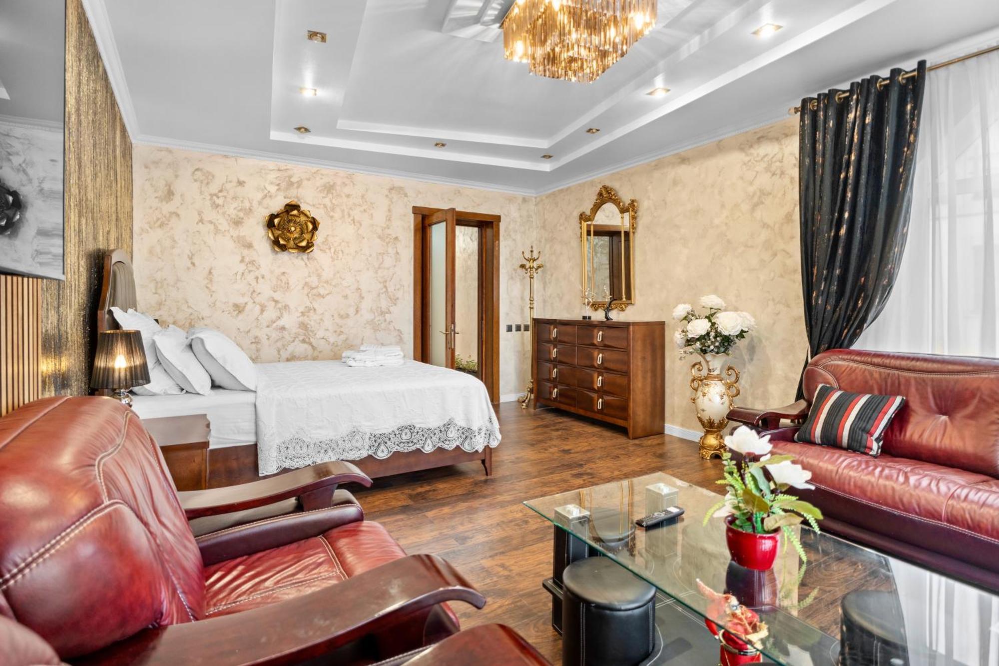Charming Apartment in Villa near Airport Bucarest Esterno foto