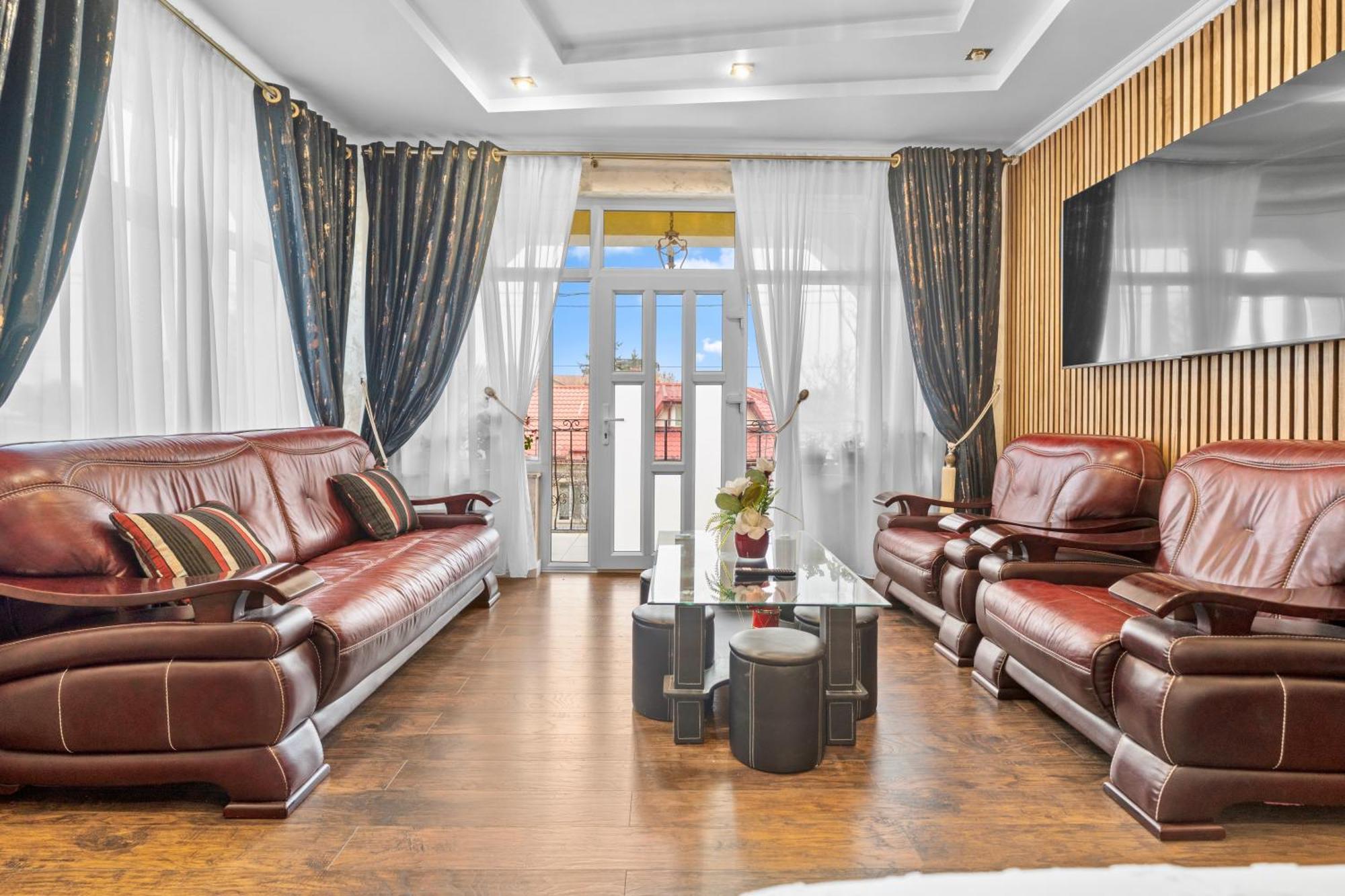 Charming Apartment in Villa near Airport Bucarest Esterno foto