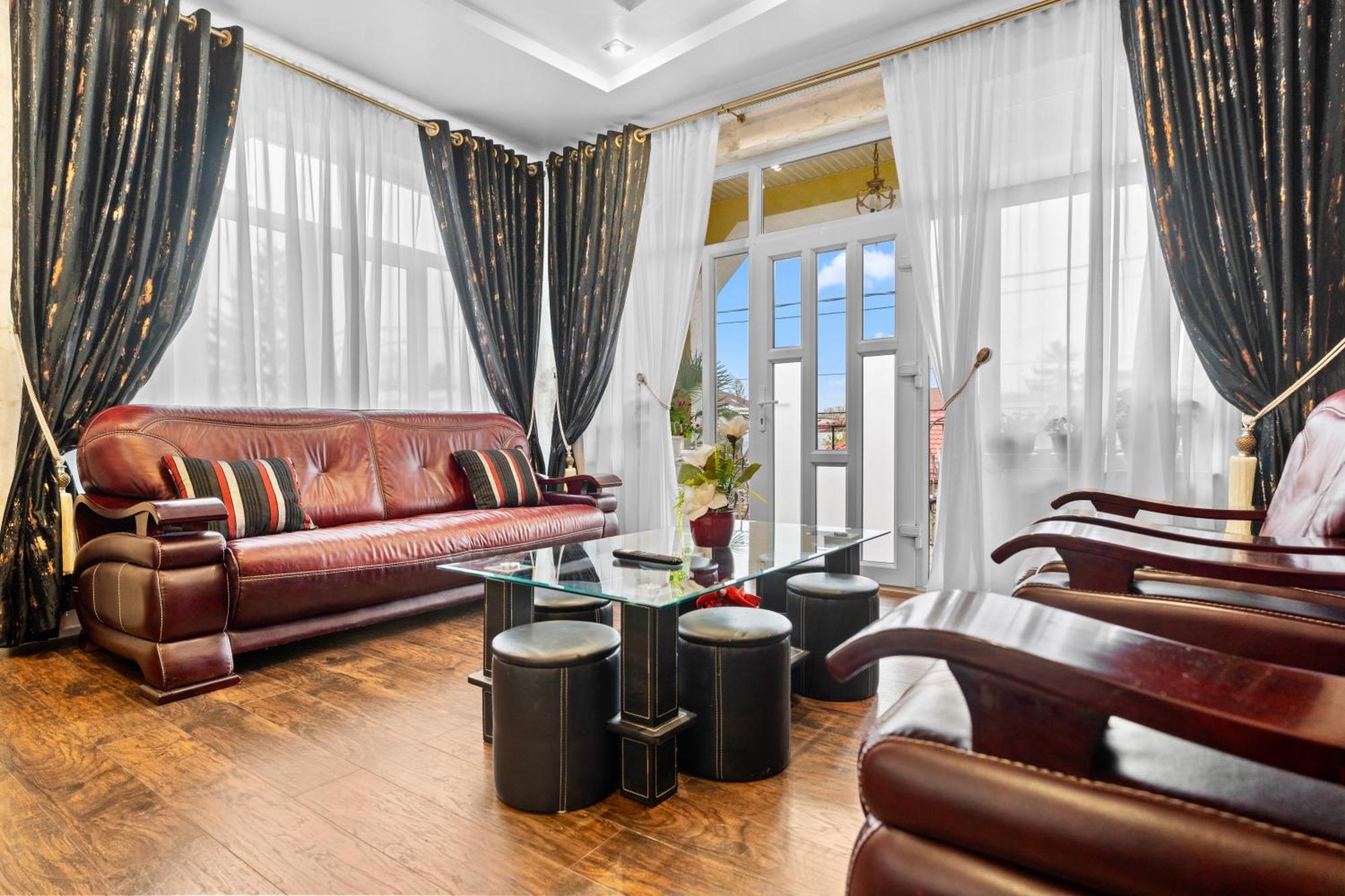 Charming Apartment in Villa near Airport Bucarest Esterno foto