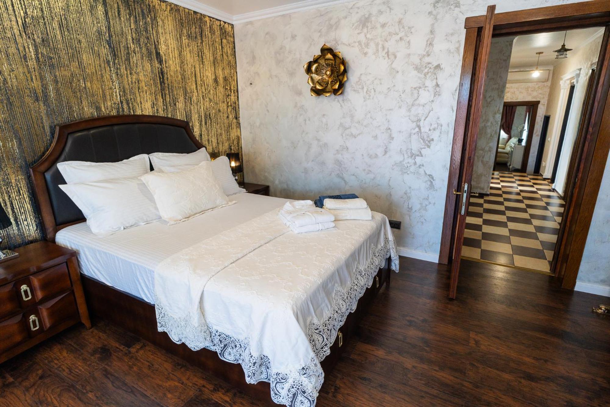 Charming Apartment in Villa near Airport Bucarest Esterno foto