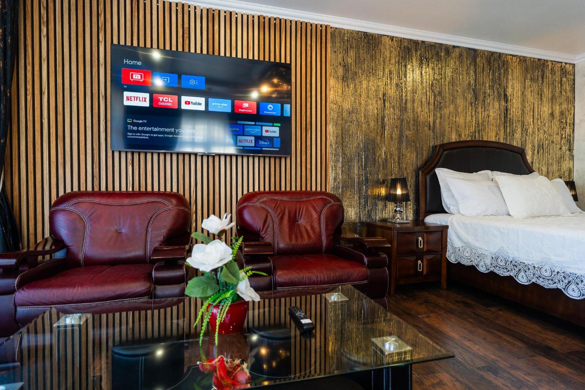 Charming Apartment in Villa near Airport Bucarest Esterno foto