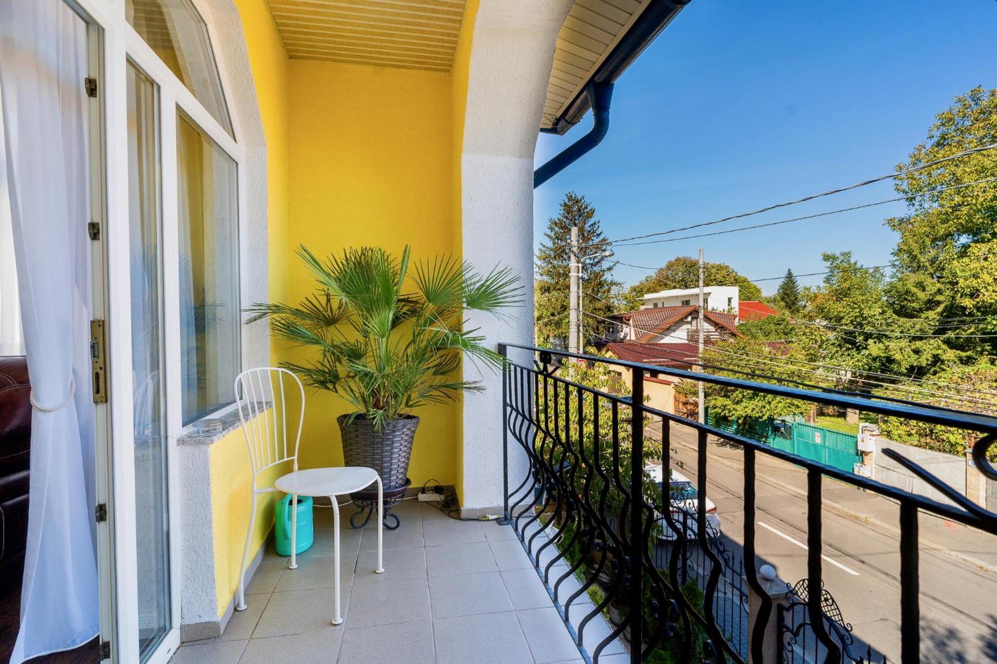 Charming Apartment in Villa near Airport Bucarest Esterno foto