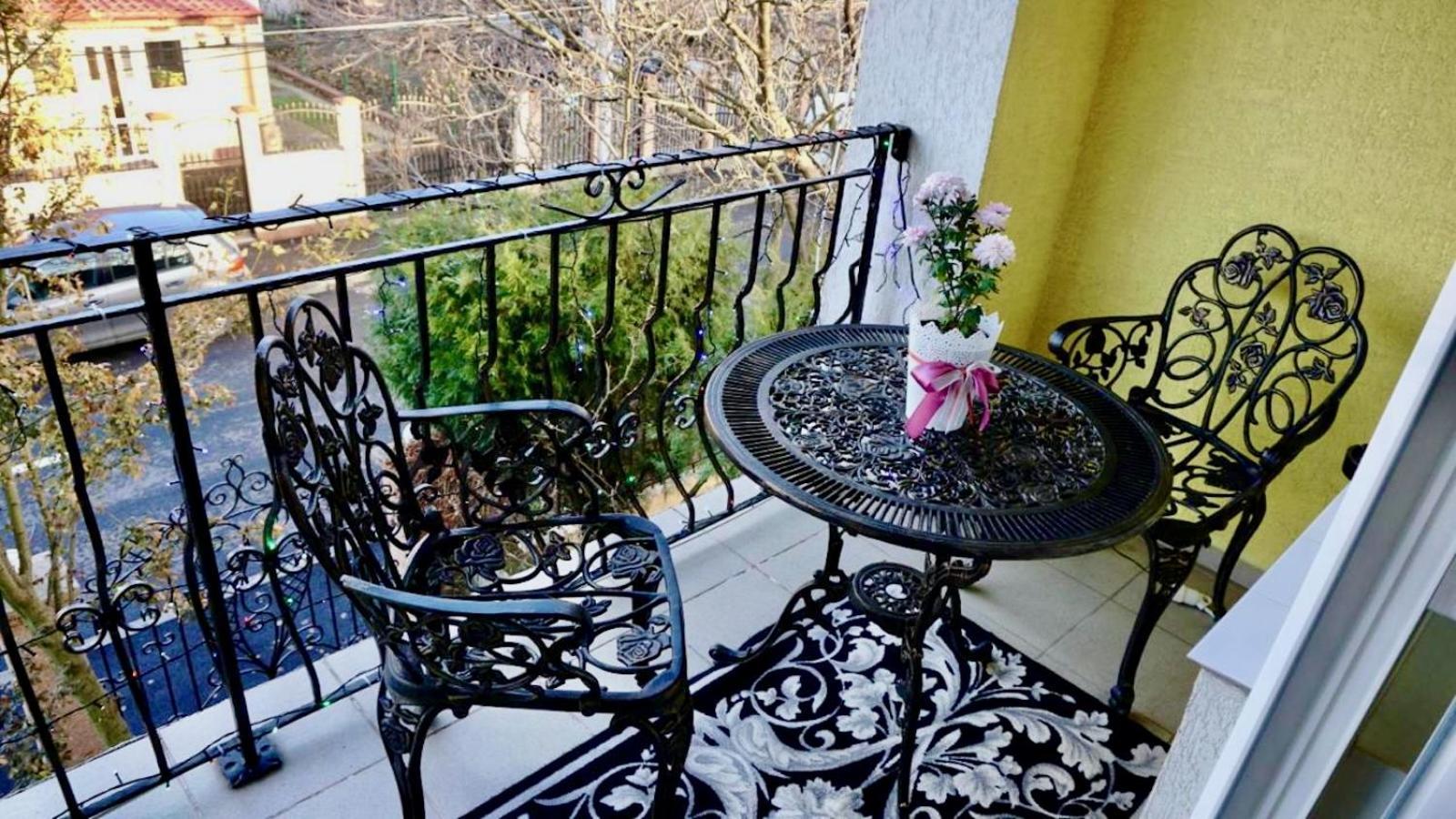 Charming Apartment in Villa near Airport Bucarest Esterno foto