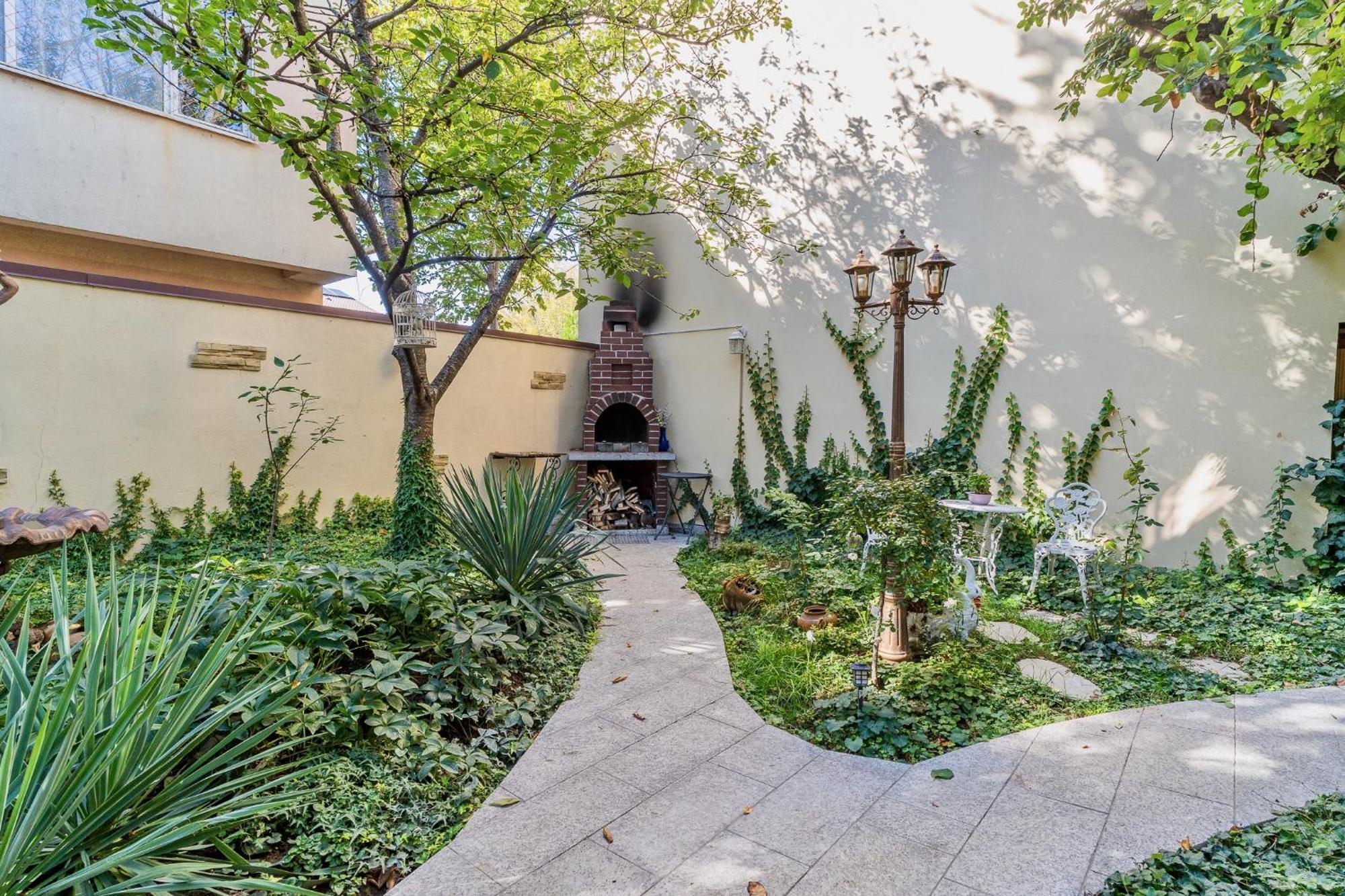 Charming Apartment in Villa near Airport Bucarest Esterno foto