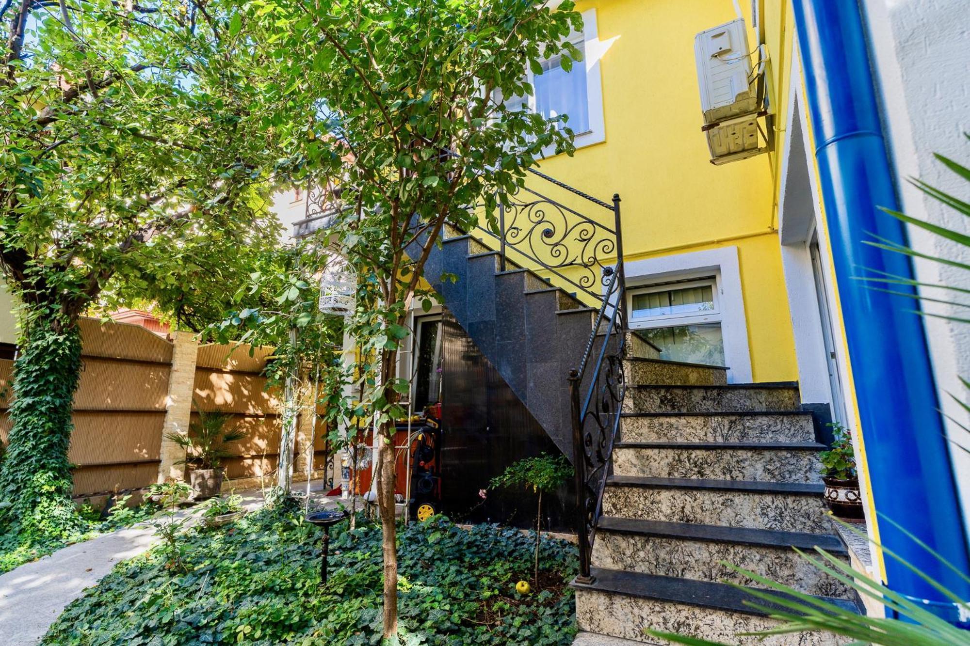 Charming Apartment in Villa near Airport Bucarest Esterno foto