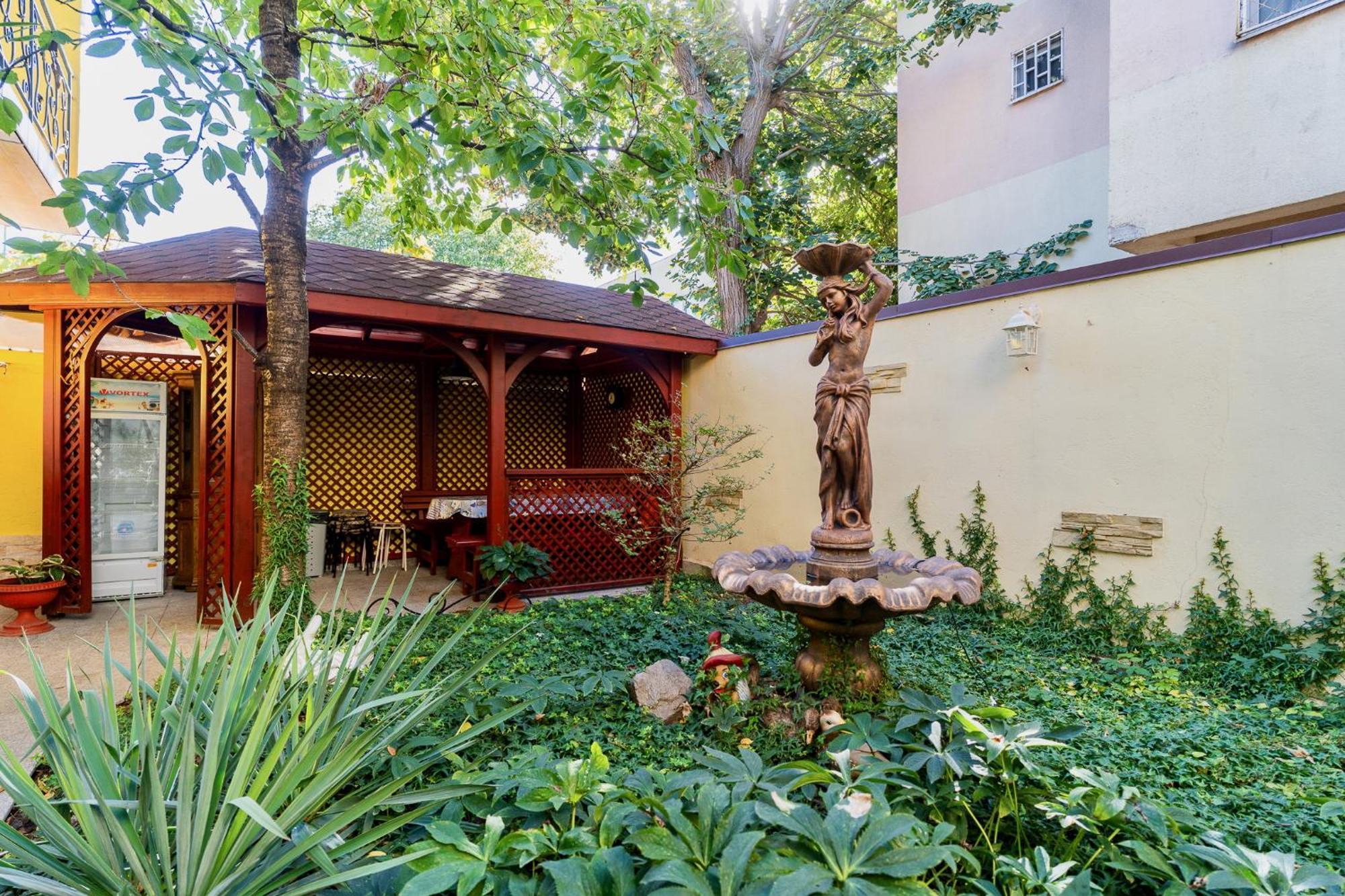 Charming Apartment in Villa near Airport Bucarest Esterno foto