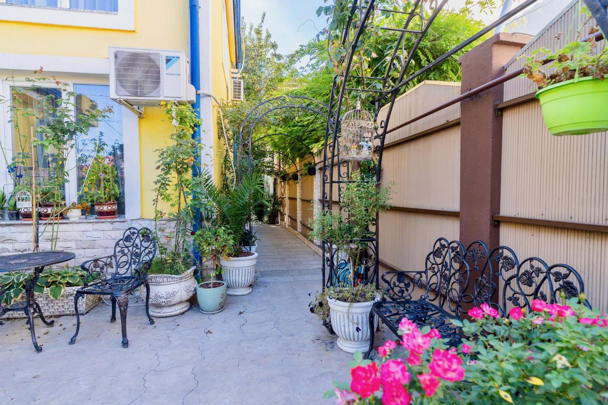 Charming Apartment in Villa near Airport Bucarest Esterno foto