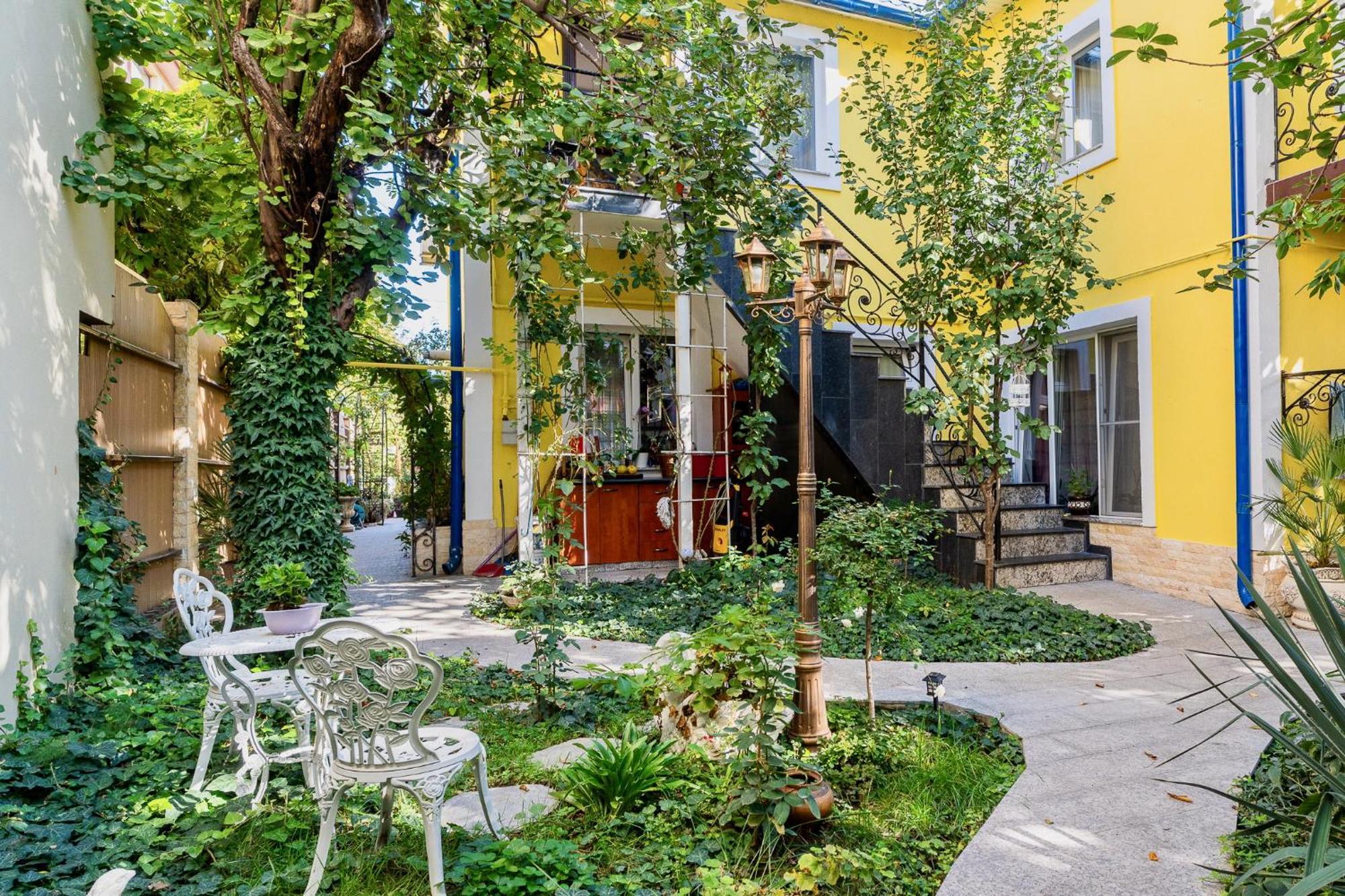 Charming Apartment in Villa near Airport Bucarest Esterno foto